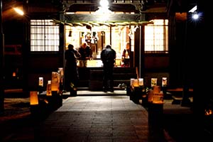 日吉神社の参道をやさしく照らす灯篭