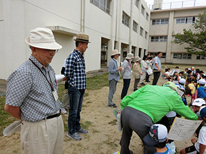 えんがわくらぶの皆さんと東小の生徒たち