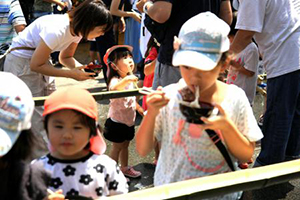 ソーメン流しを楽しむ子どもたち