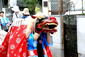 子ども獅子舞はゆっくり周辺を回ります