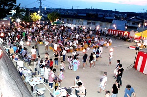 大賑わいの祭会場