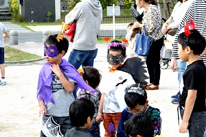 ハロウィンの仮装をする子どもたち