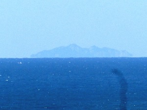 沖ノ島がはっきりと1