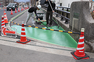 庄橋補修工事　舗装が緑に