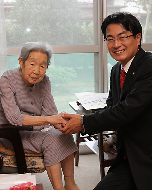 内田トキノさん（写真左）と竹下市長