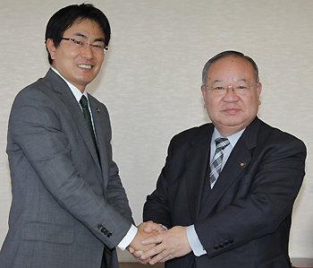 竹下市長（写真左）、太宰府市井上保廣市長（写真右）