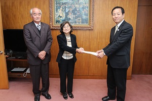 古賀市男女共同参画審議会倉富会長と藤本副会長と.jpg