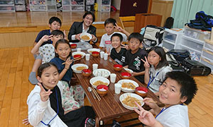 通学合宿の子どもたちと晩ごはん