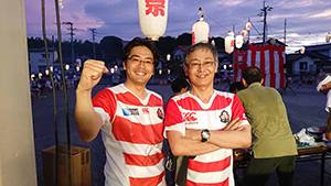 福岡選手の父・綱二郎さんと日本代表のジャージーで