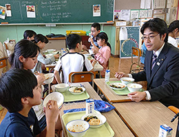 児童と給食