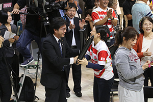 勝利に博多人形師の鶴田加奈子さんと握手