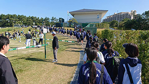 古賀中2年生と一緒に、出場選手の皆さんの練習風景を見学