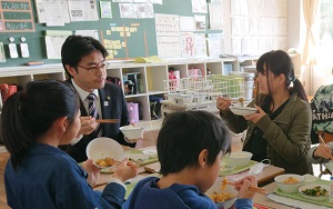 千鳥小６年生と給食をいただきました