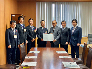 宮内實生・岡垣町長とともに、栗原渉・県議会議長と鐘江義広・農林水産部長（小川洋知事宛て）に要望書を提出