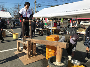 足踏み式もちつきに挑戦