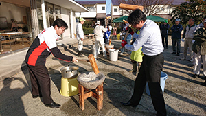 吉田県議と一緒にもちつき