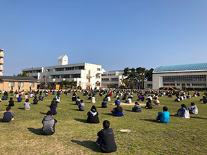 花見小学校の修了式は青空のもとグラウンドで