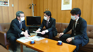 自民党県議団の松本國寛会長を吉田健一朗県議と訪問