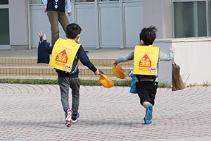 古賀西小1年生も元気に登校