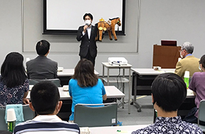 挨拶で古賀は馬を使って人が行き交っていた歴史、県の馬術競技場があることなどを紹介しながらお話しました