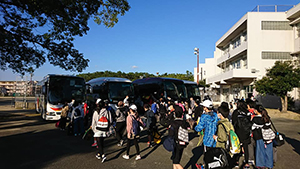 古賀西小学校の6年生　修学旅行に出発（古賀西小Facebook）