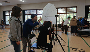 ご協力いただいているシム・ウヒョン講師（造形芸術学科）と学生さん