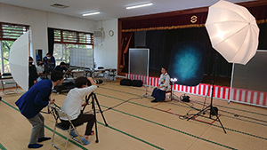 九州産業大学の造形短大部の学生さんたちによる遺影撮影会