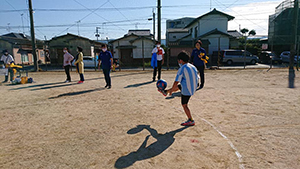 走らない、1メートルより高くけり上げない、ぶつからないなどのルールを守りながらプレーします