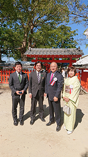 木原忠町長、古賀ひろ子議長、地元・糟屋郡選出で高校後輩の冨永芳行県議と