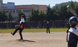 野球の交流試合でも始球式を務めました