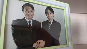 事務所にいつも飾っている小川知事との写真