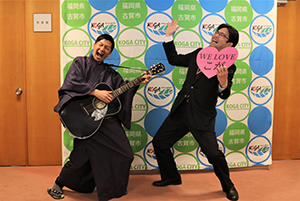 KBCの「ふるさとWish」の企画で、ギター侍でおなじみの波田陽区さんが25日午後、古賀市役所に