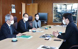 開設に先立ち、渡邊公一郎・大学院教授と図書館事務部の堀優子課長、ペシャワール会の古川正敏事務局長が市役所に、全面的に協力していくことをお約束しました