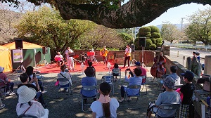 須賀神社でのおもてなしステージ