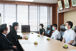 帝真會の待鳥栄二代表、お母さまと共に