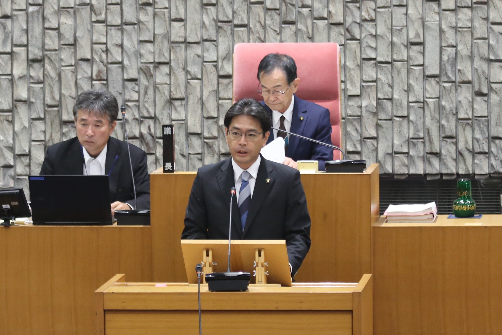 議会初日