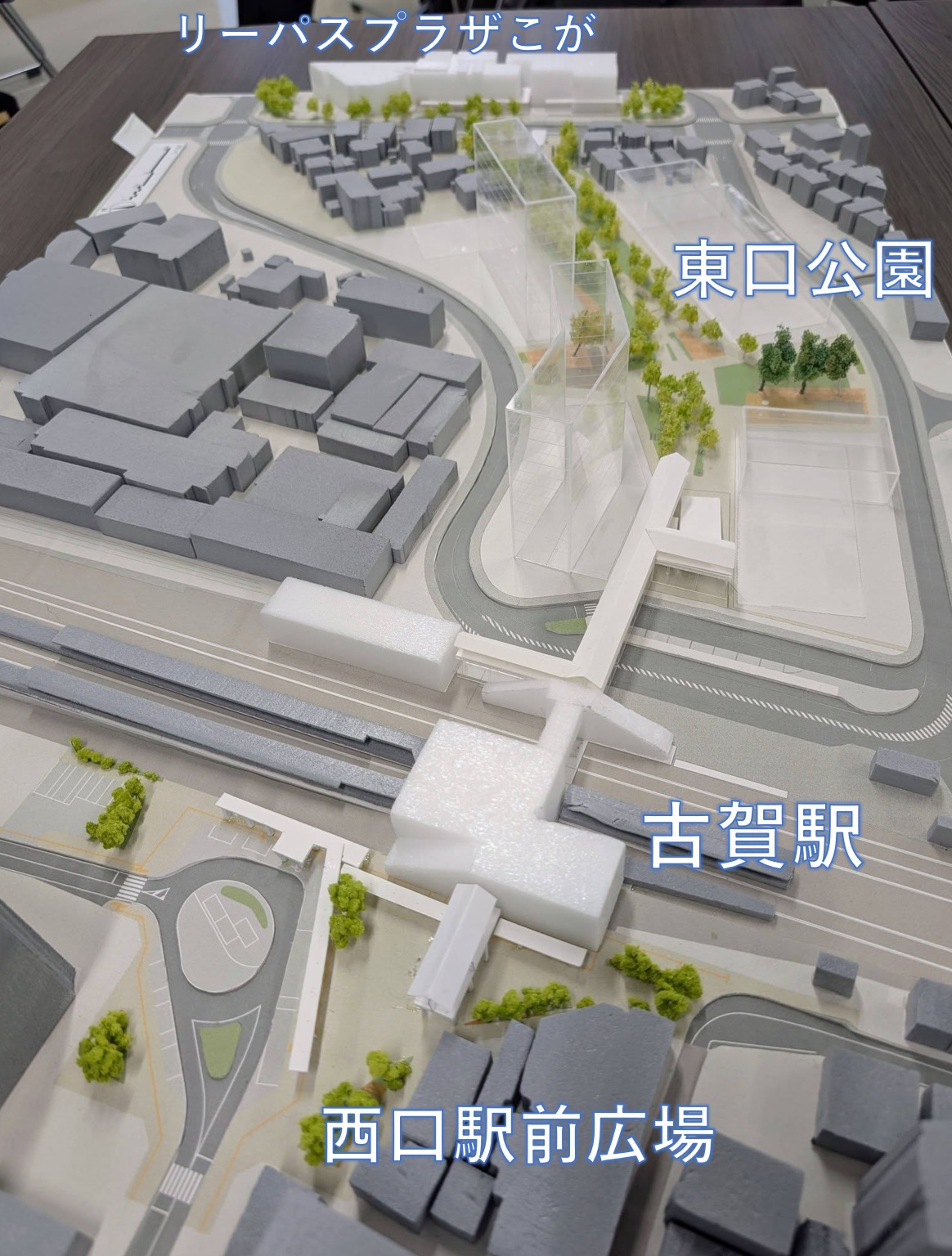 古賀駅１（手前は西口駅前広場。東口は公園機能で奥のリーパスプラザこがにつながる