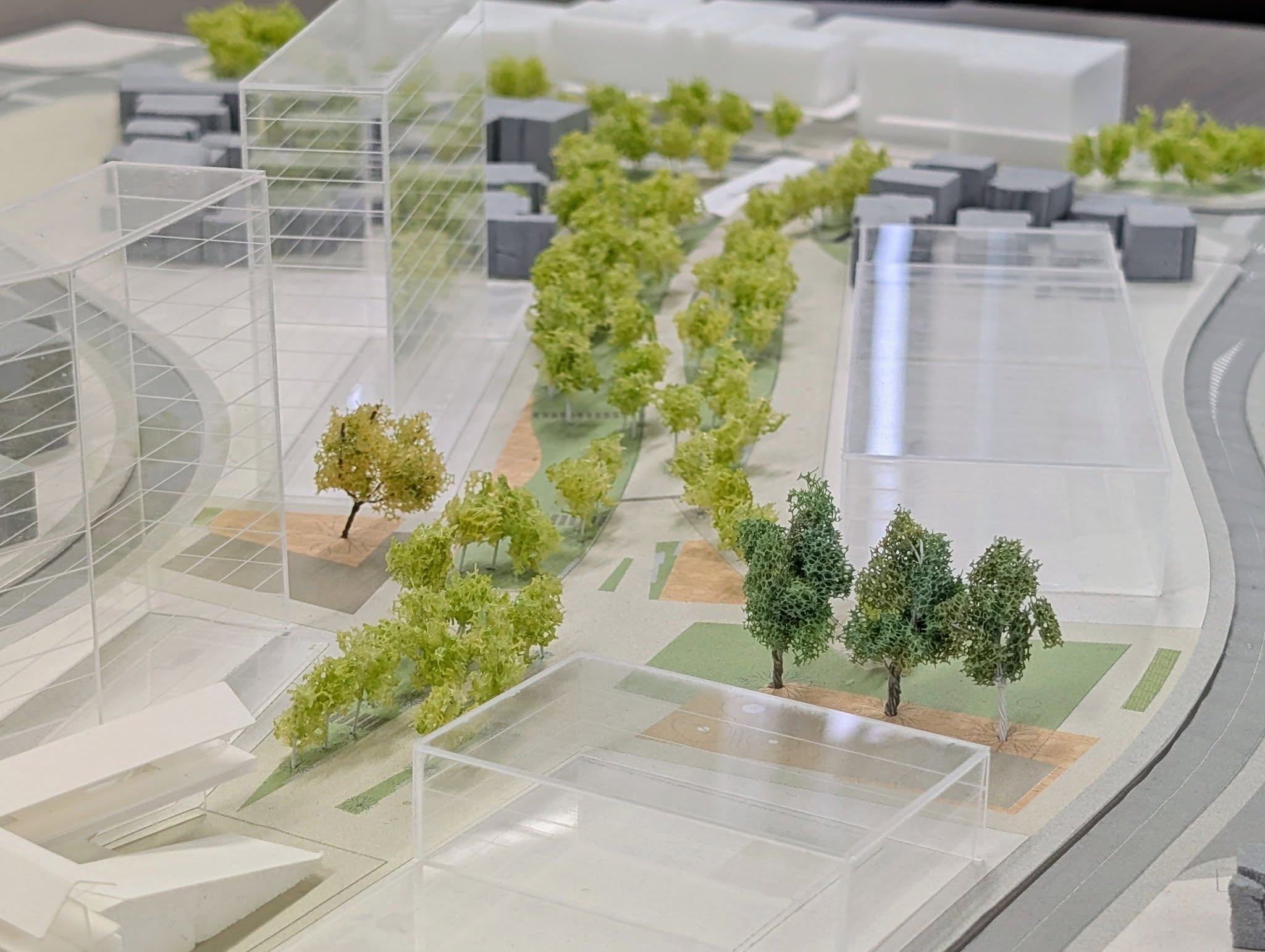 古賀駅2（東口の自由通路（写真左下）を出るとリーパスプラザこが（写真奥）につながる公園があり、歩いて行き交えるウォーカブルな空間に）