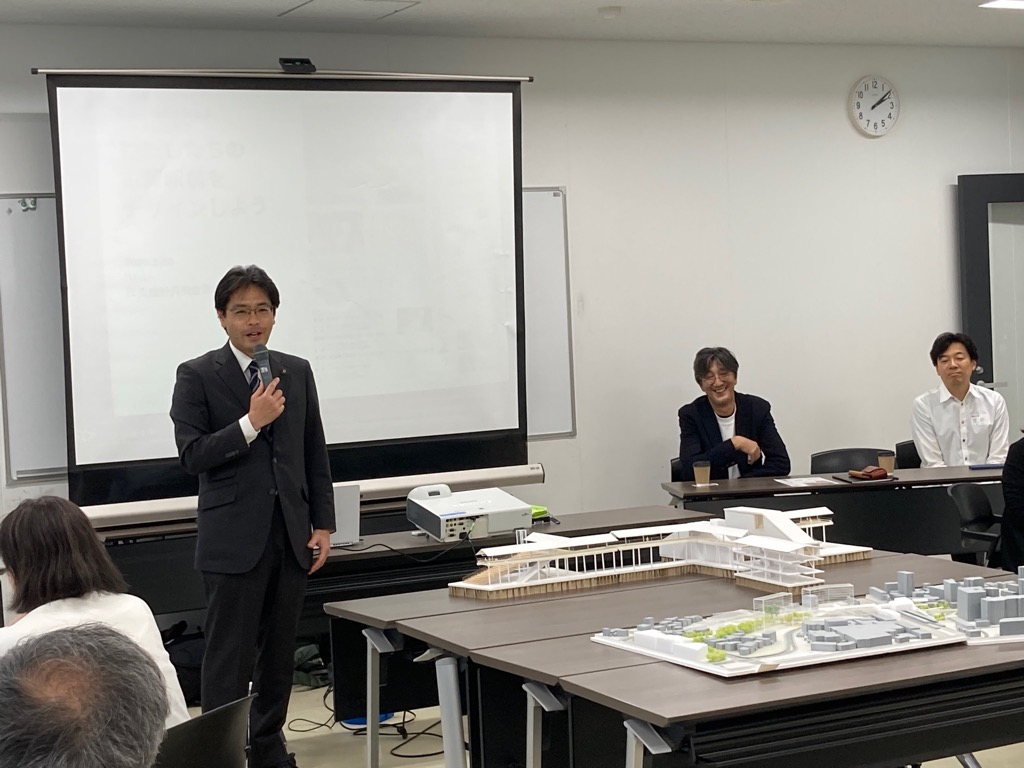 市民ワークショップでこれまでの取り組みを説明