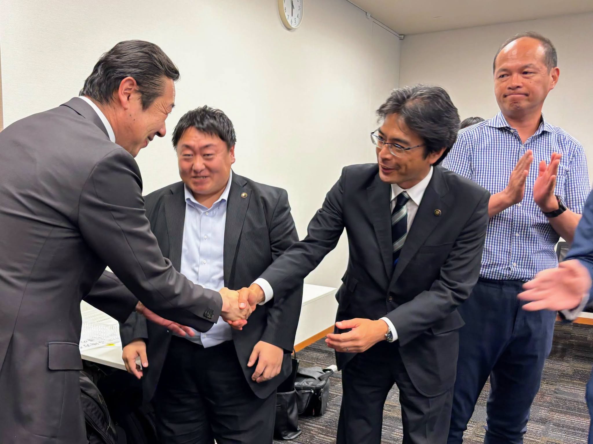 黄川田仁志・内閣府特命担当大臣と拍手