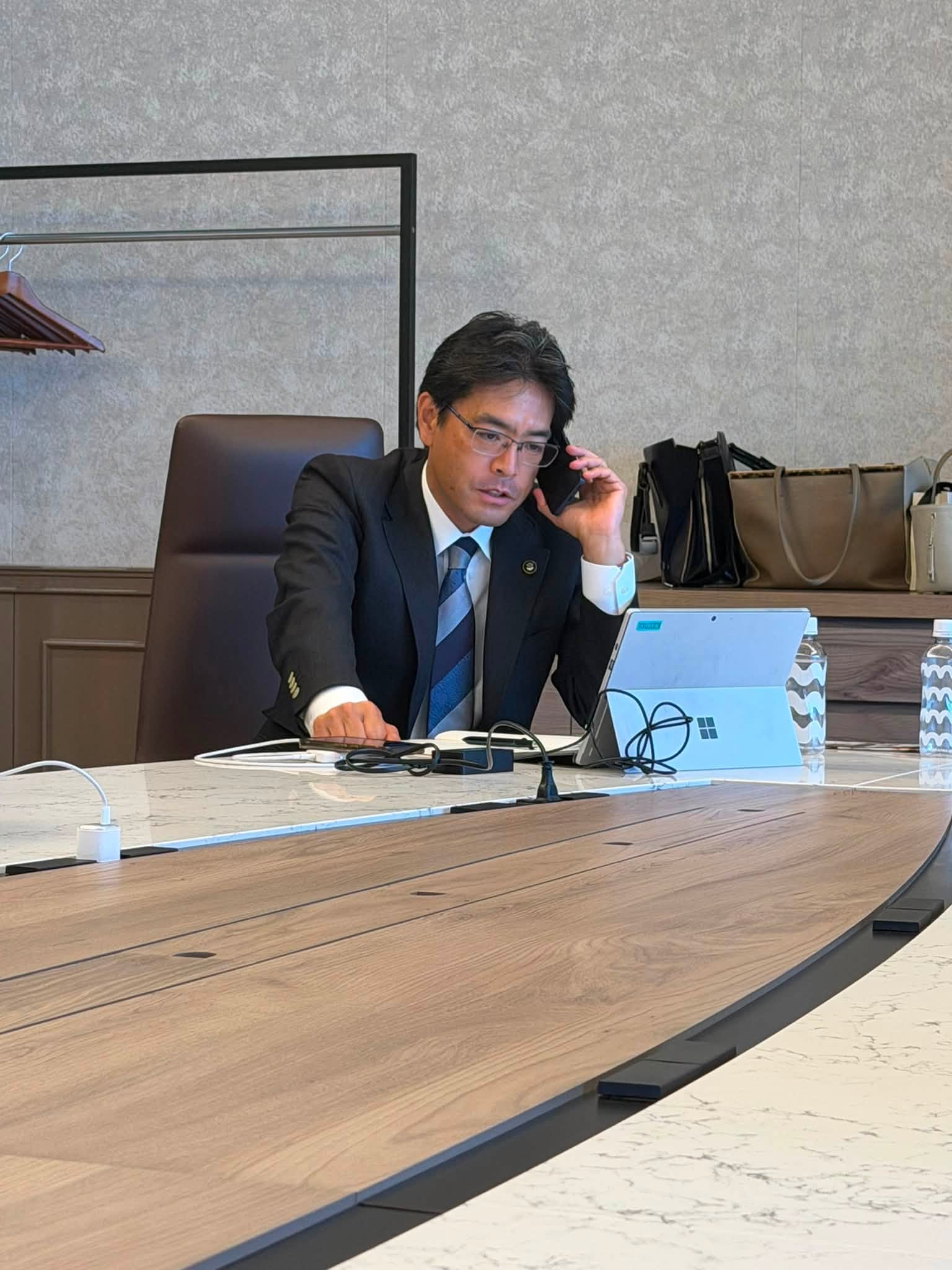 被災地支援に関しての電話をする様子