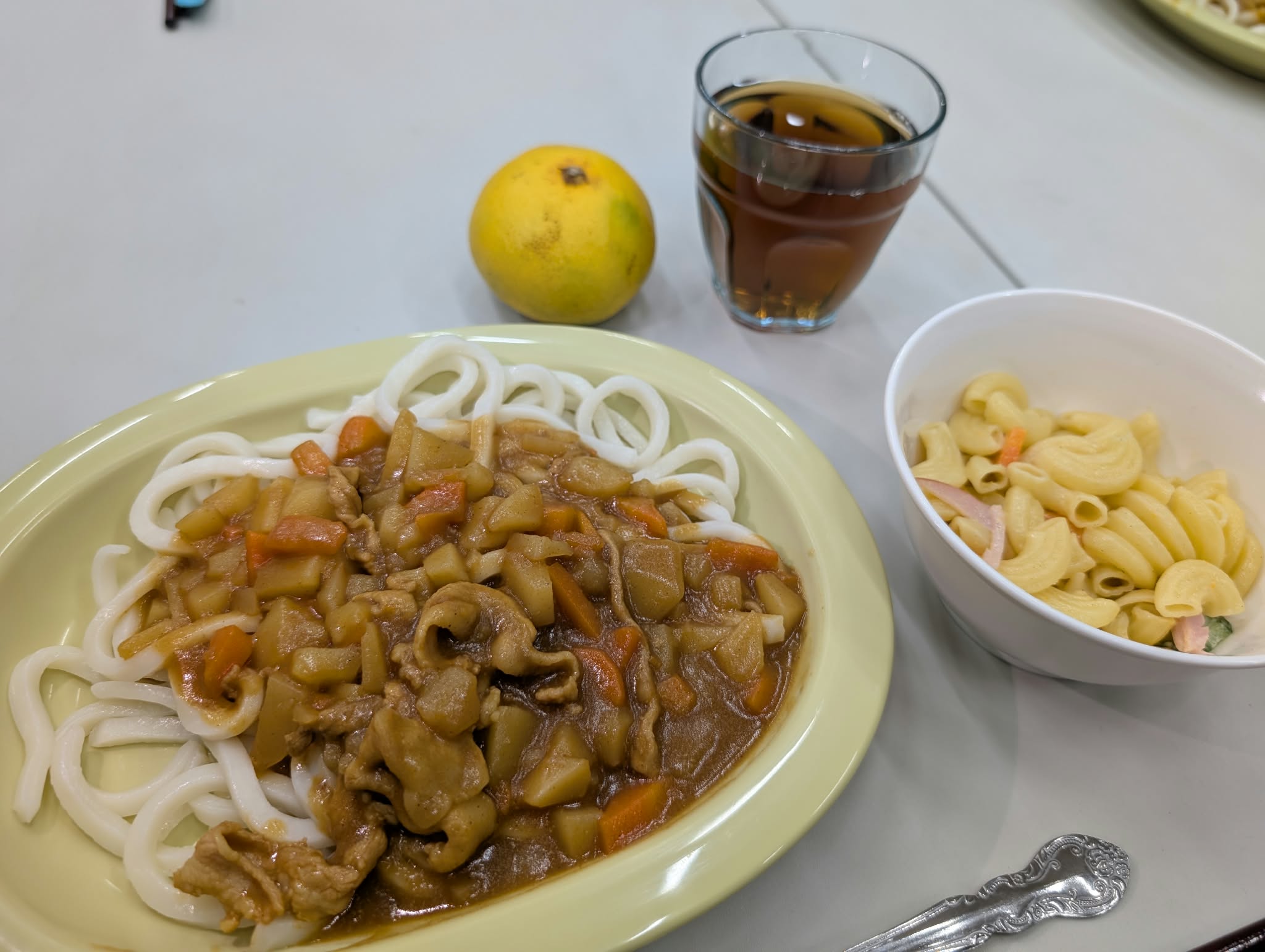 カレーうどんとマカロニサラダ