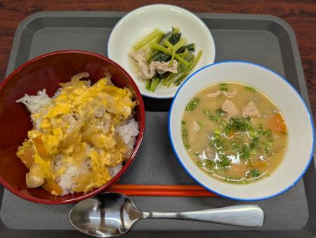 子丼と豚汁、小松菜と豚肉のあえもの
