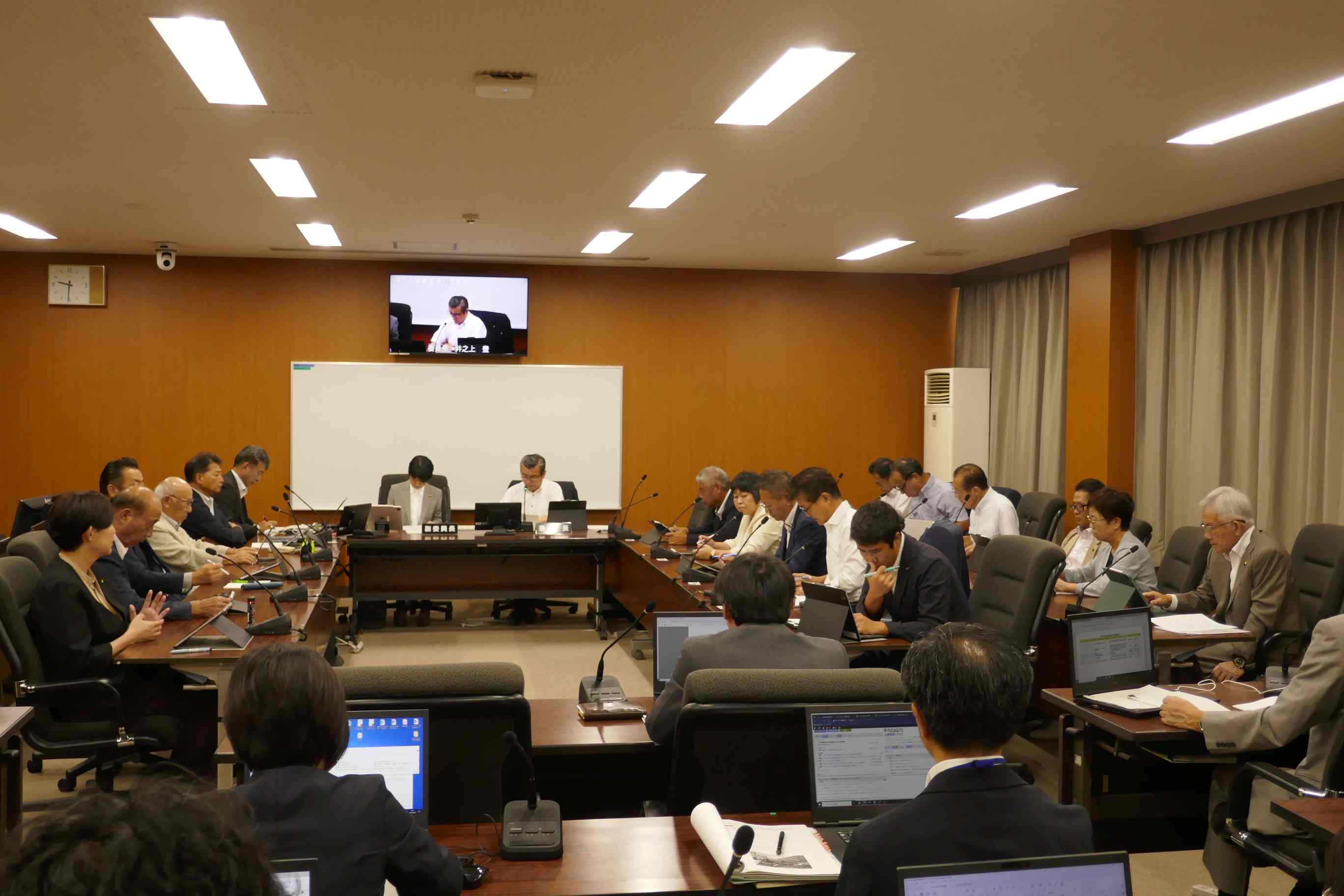 補正予算審査特別委員会を開催しました