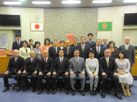 定例会閉会後に議員、議会事務局、市三役と記念写真