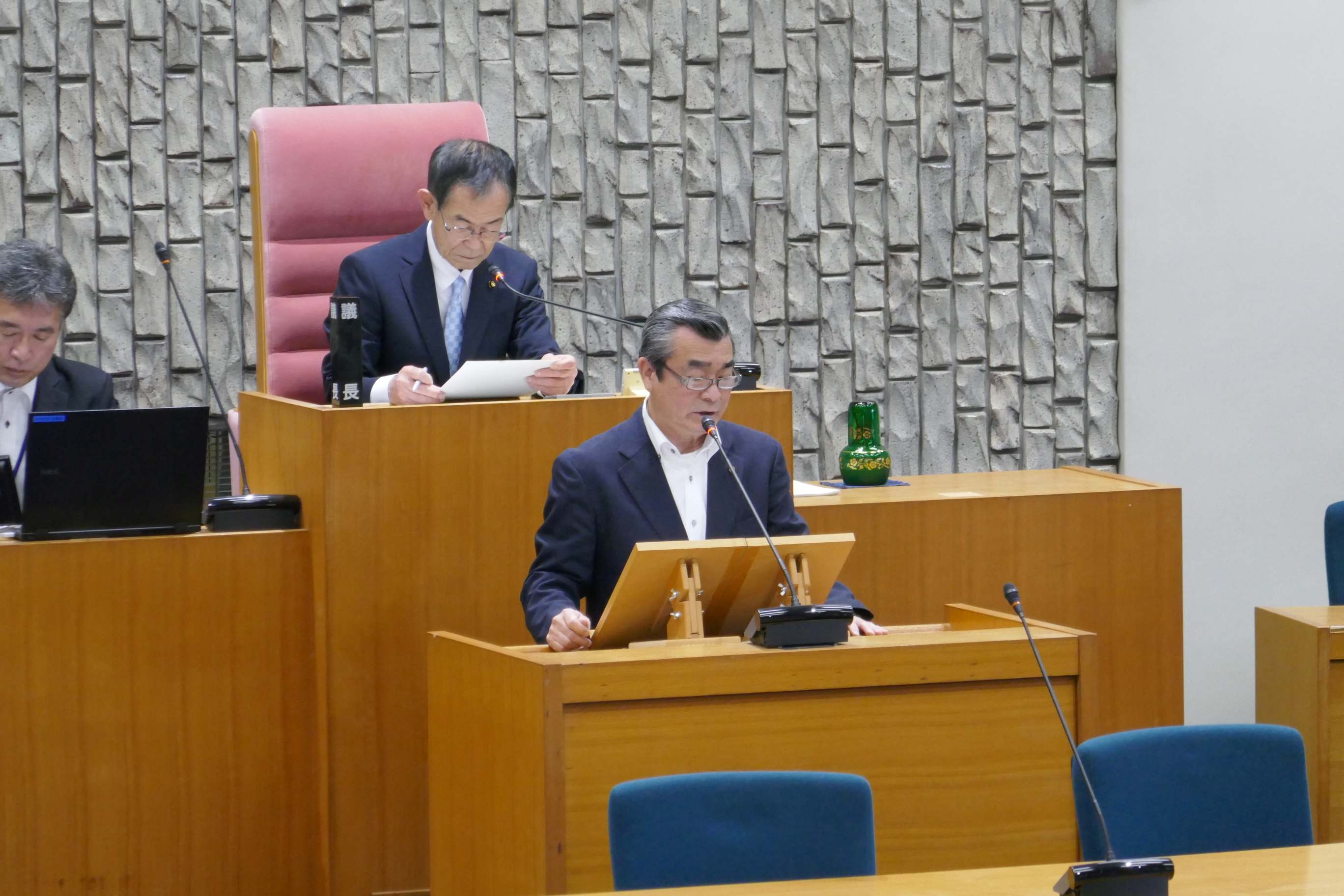 一般質問5人が議論を展開