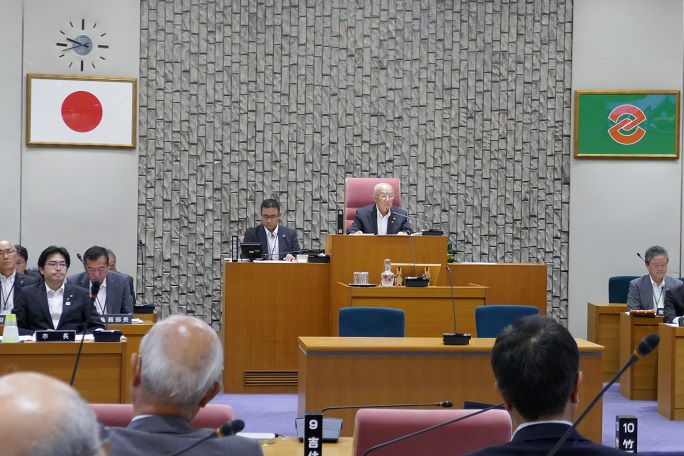 議会トピックス　第2回定例会・本会議（2日目）が行われました