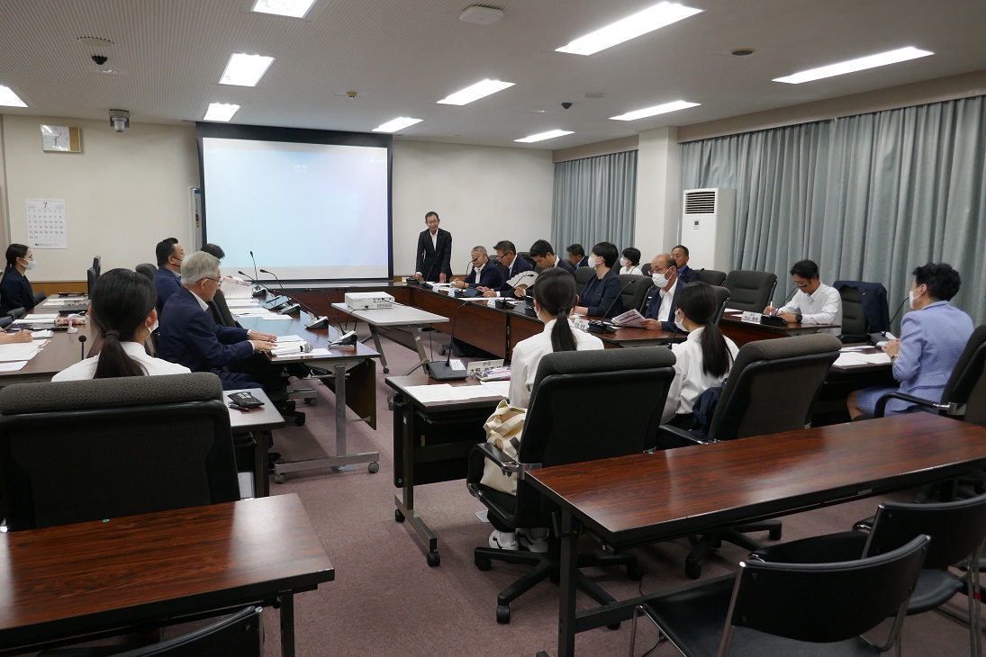 福岡女学院看護大学の学生さんが議員にインタビュー