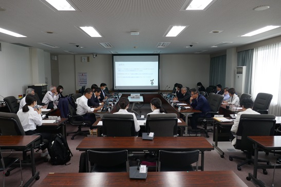 福岡女学院看護大学の学生さんが議員にインタビュー