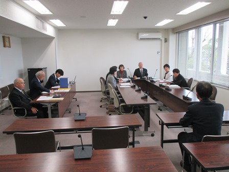 文教厚生委員会　議案及び請願を審査